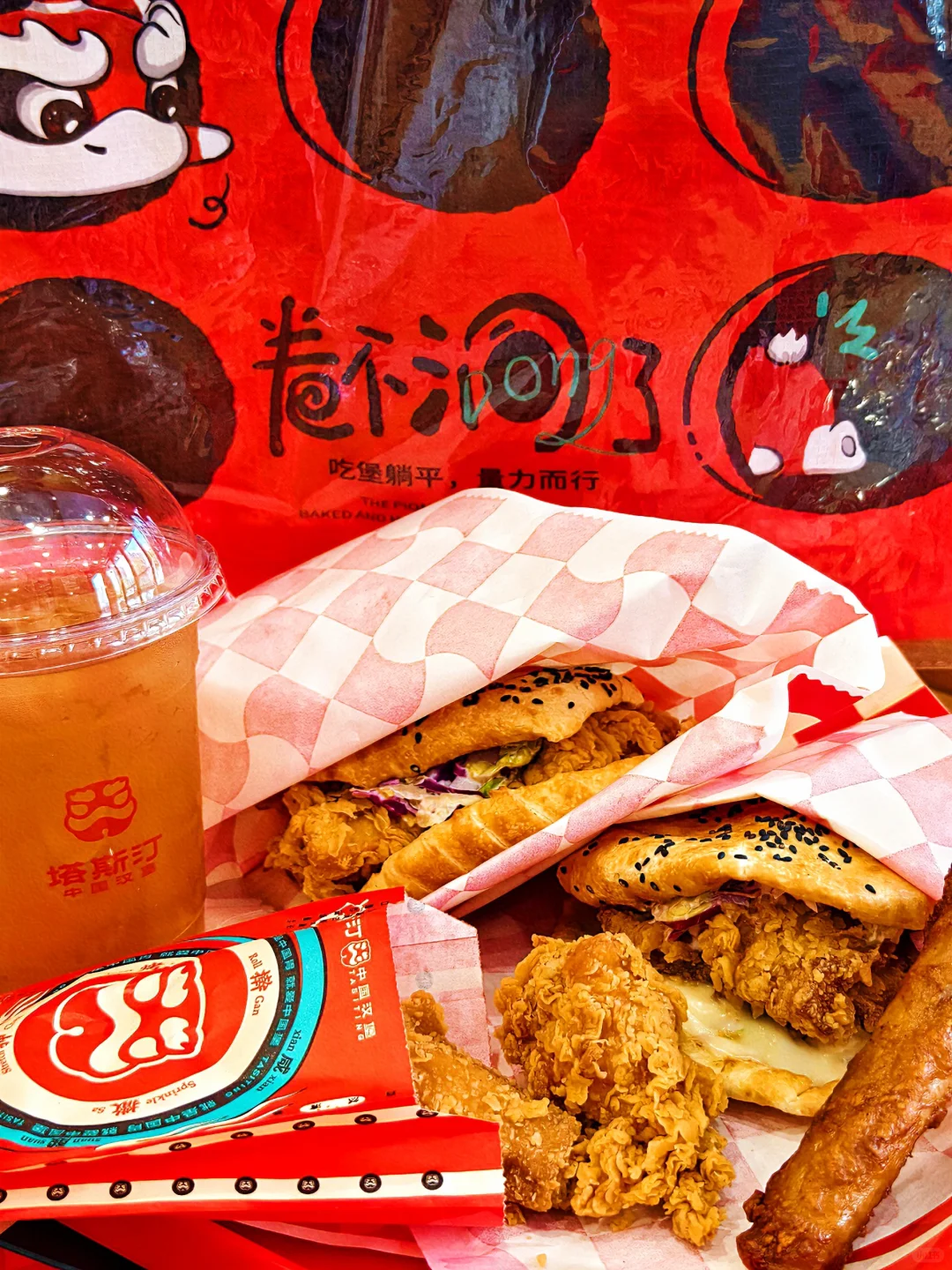 吃汉堡还闹个 DIY 手机壳？？真不赖了😉