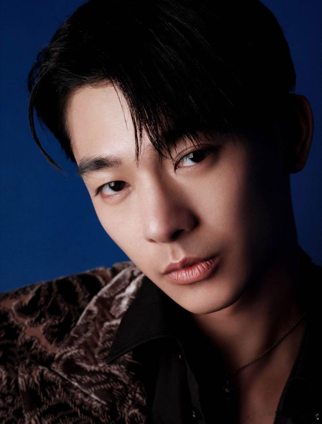 张宥浩 Burberry循时钟轨迹🕰️步入冬日格调于经典轮廓间🟦感受暖意升温