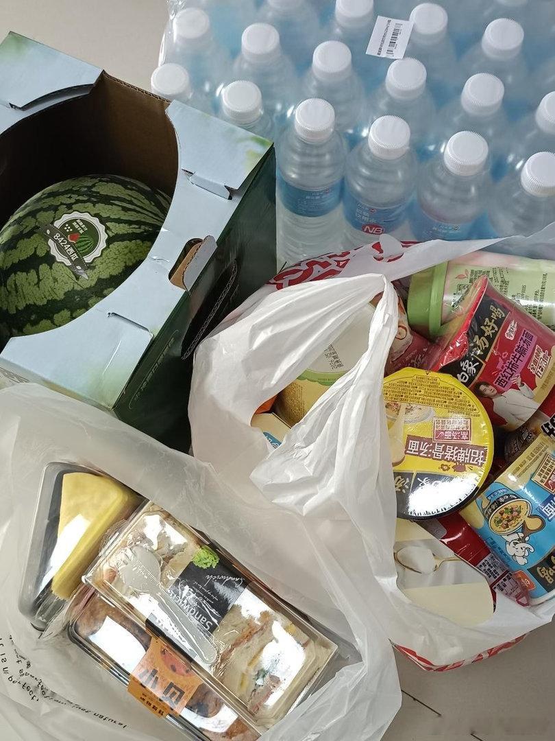 台风位置大自然一发脾气，人类就得老老实实呆着。今天唯一的运动量，大概就是走到门口