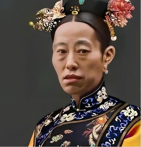 1888年，隆裕嫁给了光绪，新婚当夜，光绪跪地大哭：“我不能与你同房！”没想到守