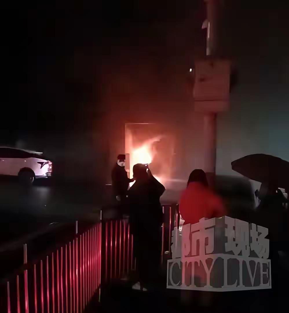 四川泸州一仓库起火，附近商户：仓库在建筑物负一楼和一楼，楼上住人；当地消防：无人