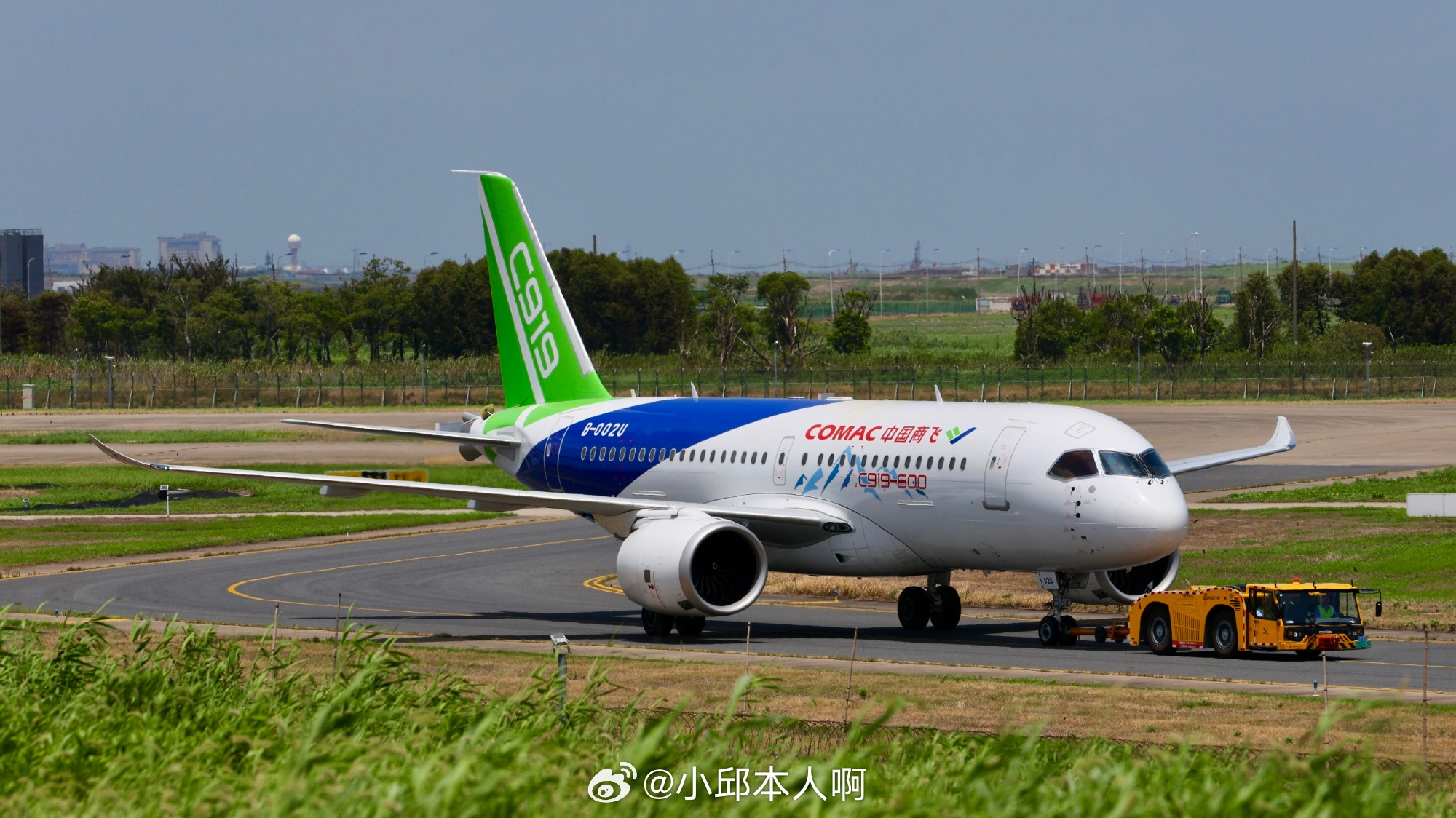 C919高原型首飞7时59分，上海浦东机场，C919高原型首架机昂首腾空，首飞圆