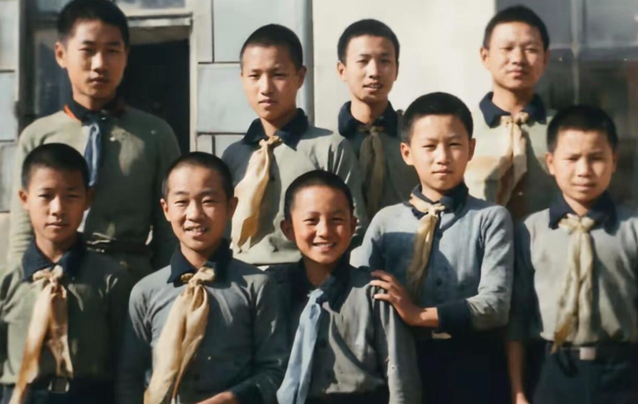 1939年莫斯科。二排左起：毛岸英、蔡博（蔡和森与向警予之子）、刘允斌（刘少奇之