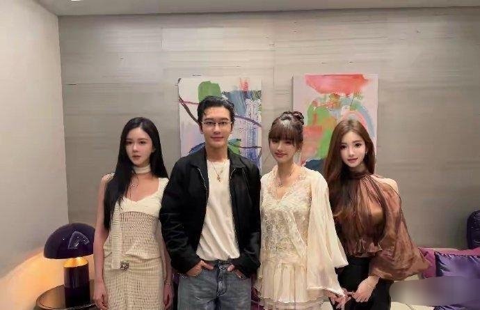 黄晓﻿‏明⁠特爱跟⁠长得像叶珂⁠‏的女生一块儿合‎影。 