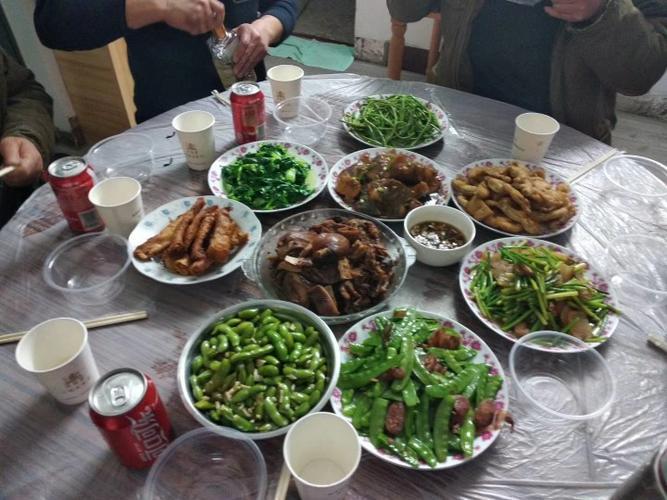 小姑子一家过来了，说是要吃清淡的，我去超市买了好多菜回来，做的挺清淡的，可老公说