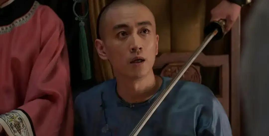 刚跟媳妇腻歪，后腰一凉，刀尖抵上。
 
回头，老熟人白依梅带娃堵门：救两千兄弟，