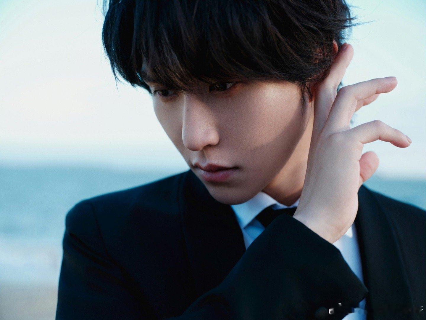 视觉福利超标！张集骏白天黑西装是禁欲少爷，晚上白新中式是温润公子，这造型表现力太