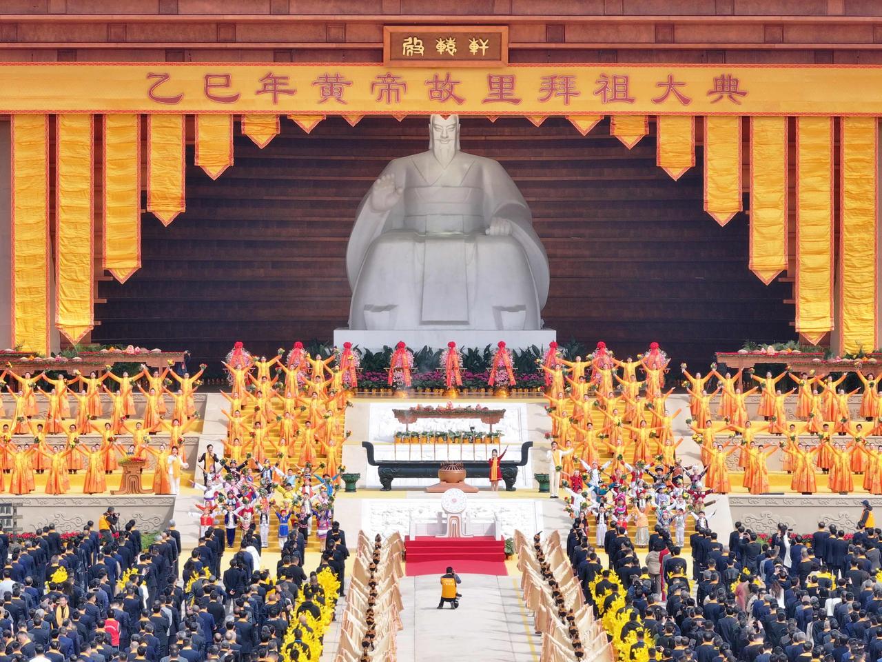 新郑拜祖习俗春秋已现，唐代渐成规制。历史上虽多为地方官祭，但清康熙五十四年，县令