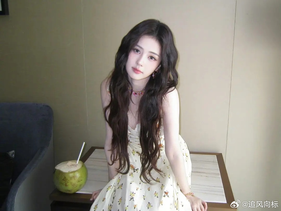 白鹿五官确实更好看一些，缺点是审美不行，有时候土土的 