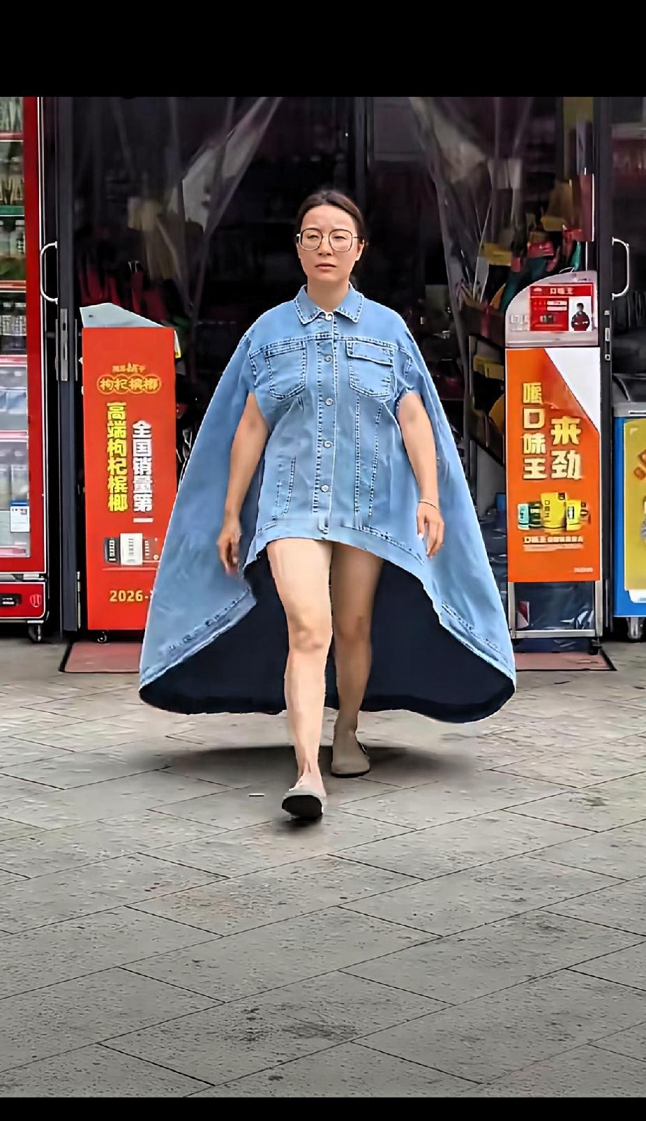 美女真不是一般人！
敢把这件衣服穿出门，
真的需要多大的勇气！她这穿搭风格很独特
