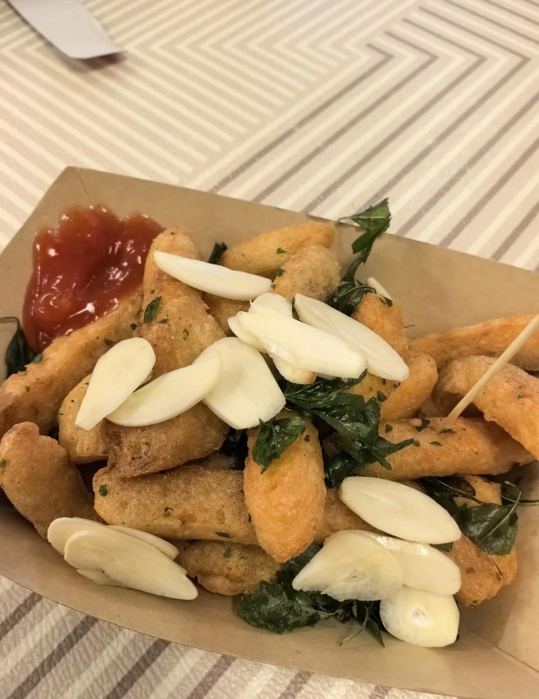 第一次吃现做的甜不辣！
原来不是丸子那种 就是鱼肉糜做的薯条
酥酥脆脆的一点不油