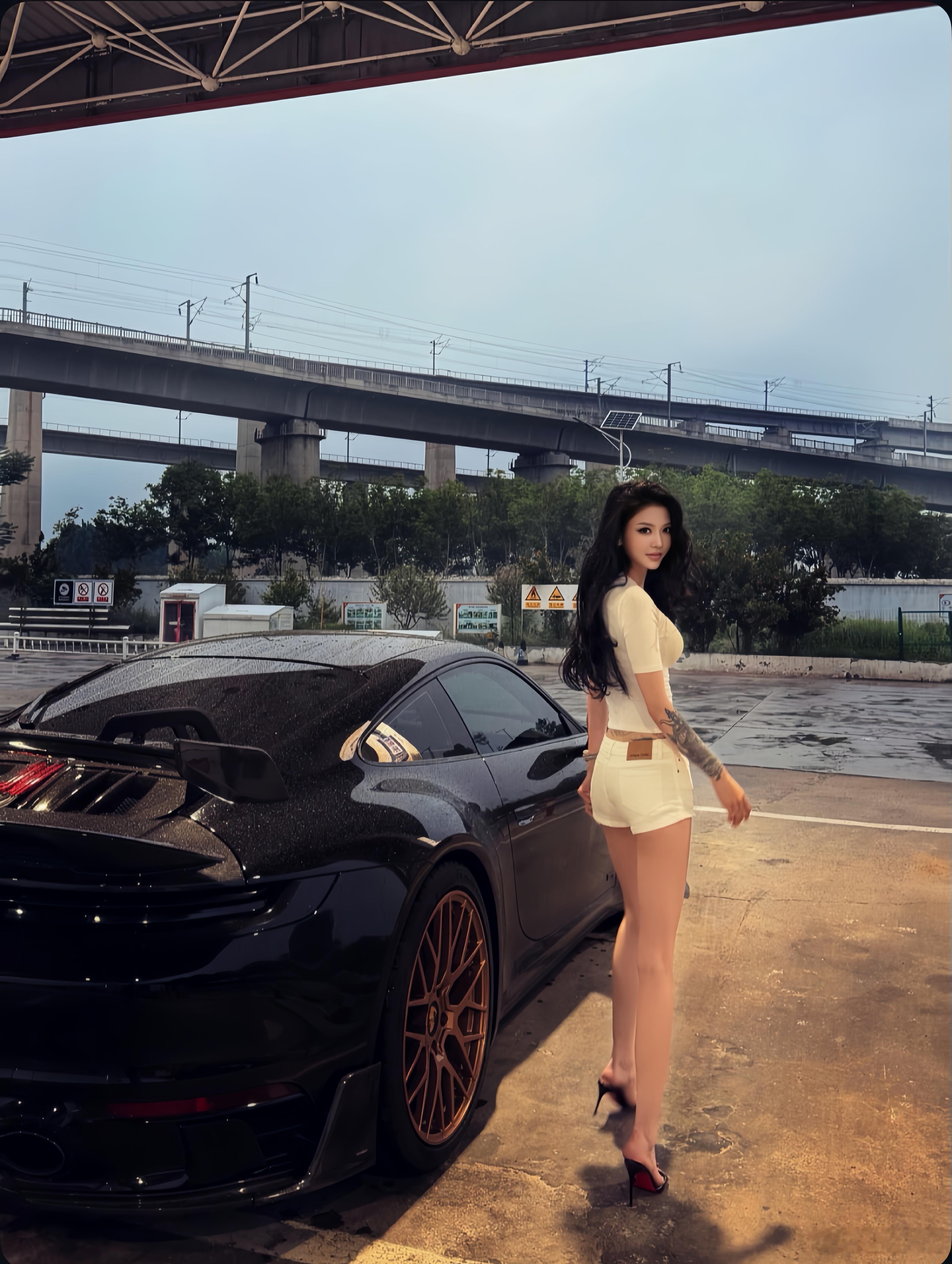 你总好奇我是怎样的人 我是那个边哭边搞定所有事情的可爱女人 