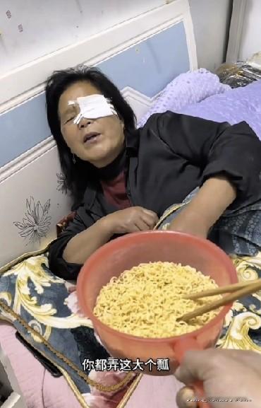 小乡村的故事！
    晚上 老壳子躺到床上，正在伤心。这时 半熟给他妈，端来一