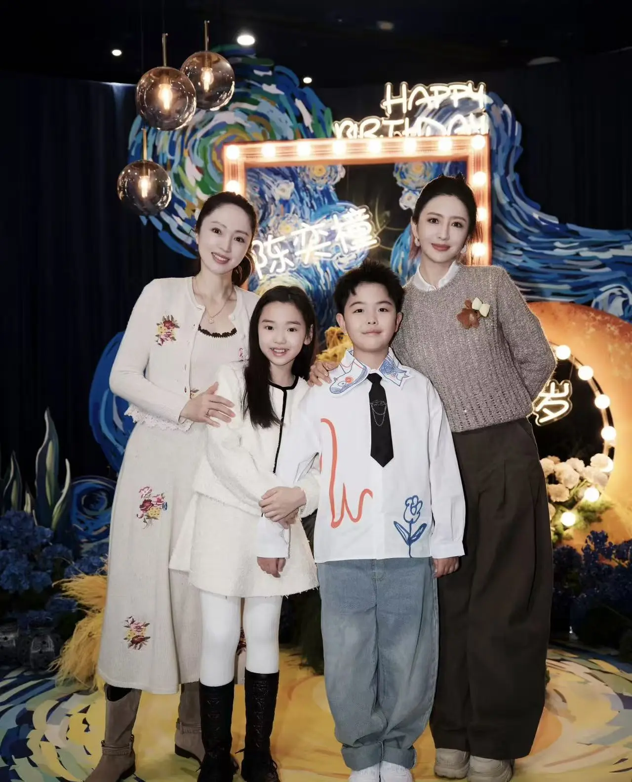 佟丽娅陈思诚给儿子朵朵庆生。董璇分享朵朵10岁生日照，这么重要的场合...