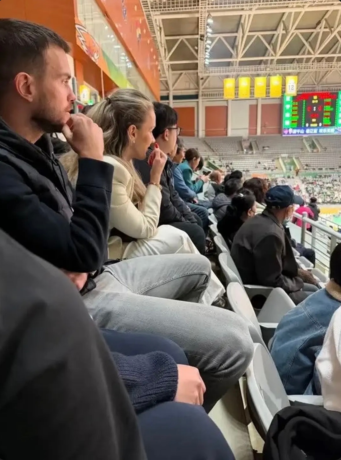 辽宁铁人外援中卫瓦吉奇也来看了辽篮比赛。讲道理，应该增加一些互动。辽宁男篮