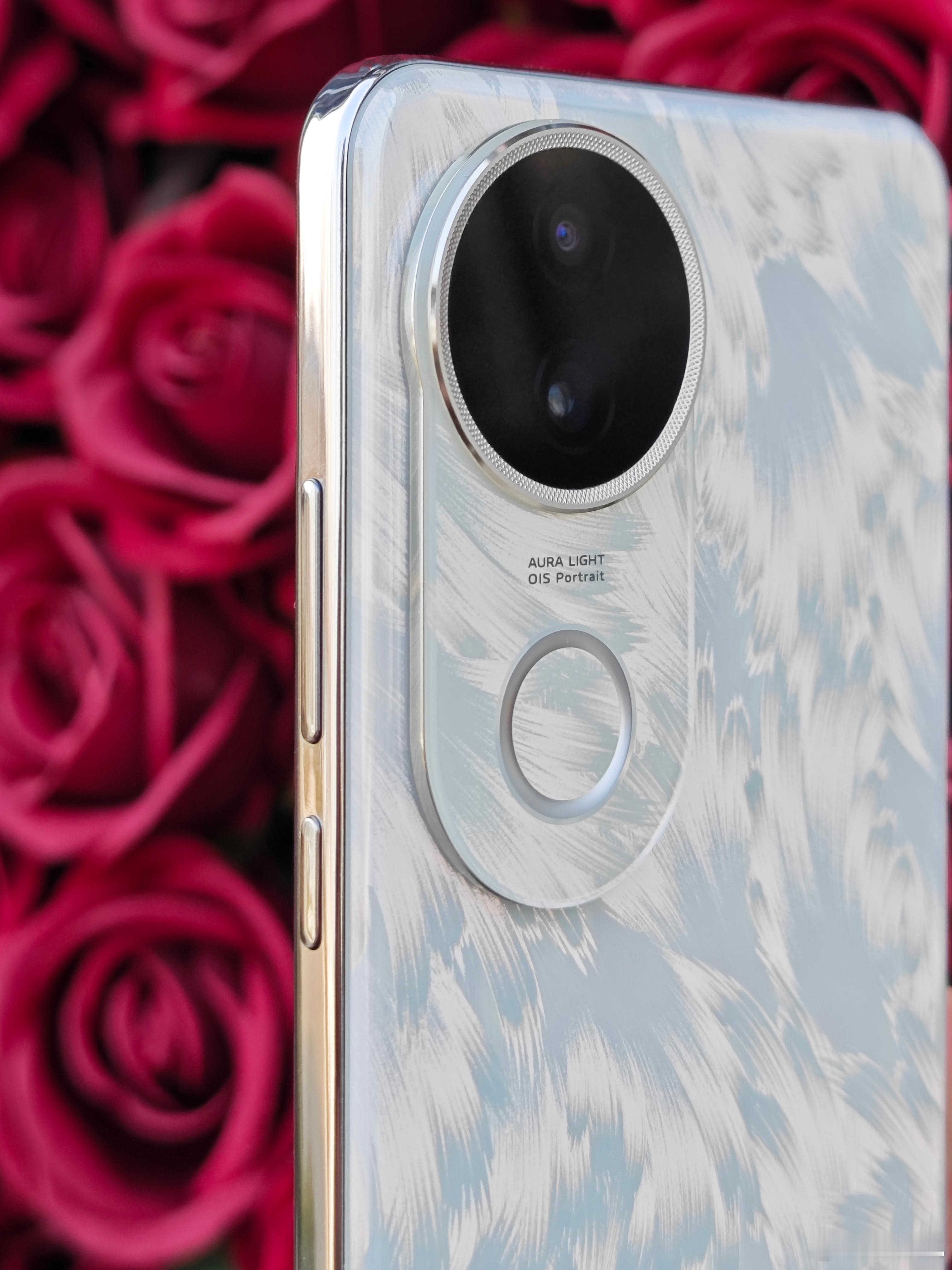 vivo S20前置新增了防畸变柔光自拍，广角双柔光灯相当厉害，傍晚和闺蜜出去自