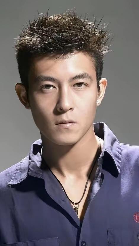 年轻时候的陈冠希太帅了，只可惜做错了事