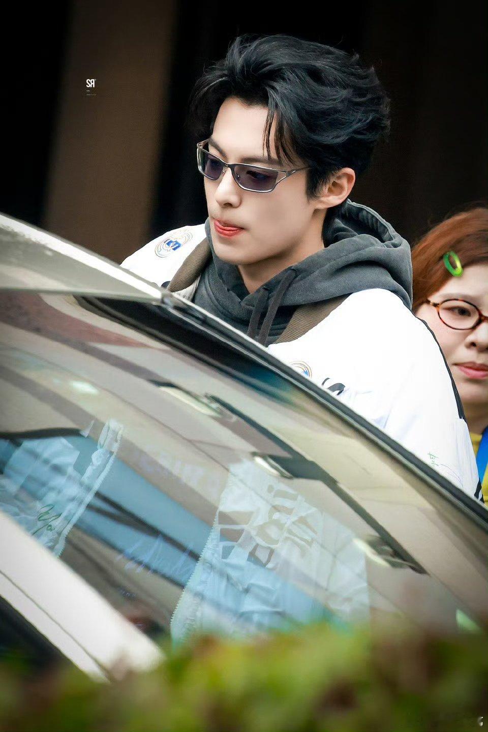 王鹤棣于洋差点亲上了 没点开视频：平平无奇，点开后：卧槽！差点亲上！我没看错吧 