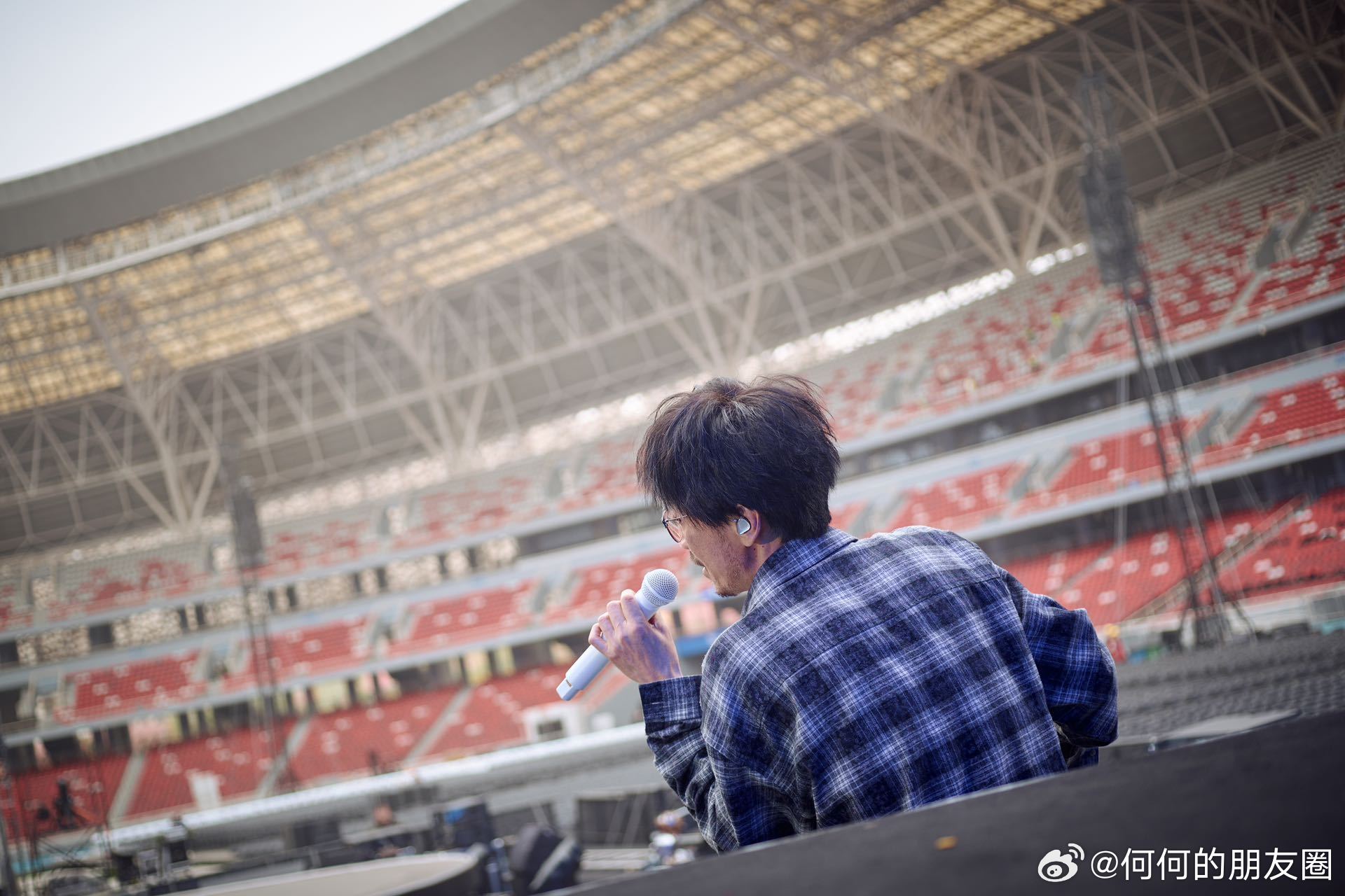 周传雄彩排 太原狂风呼啸，小刚老师彩排的身影却无比坚定。巡演太原站延期到4月14