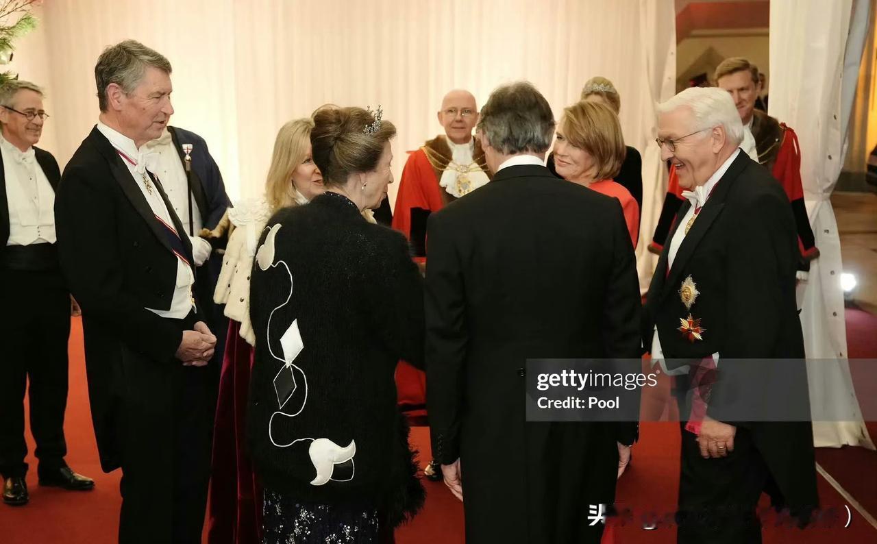 德国到英国访问的第二天，安妮公主夫妇在金融城设置欢迎晚宴！安妮公主的松弛优雅与生