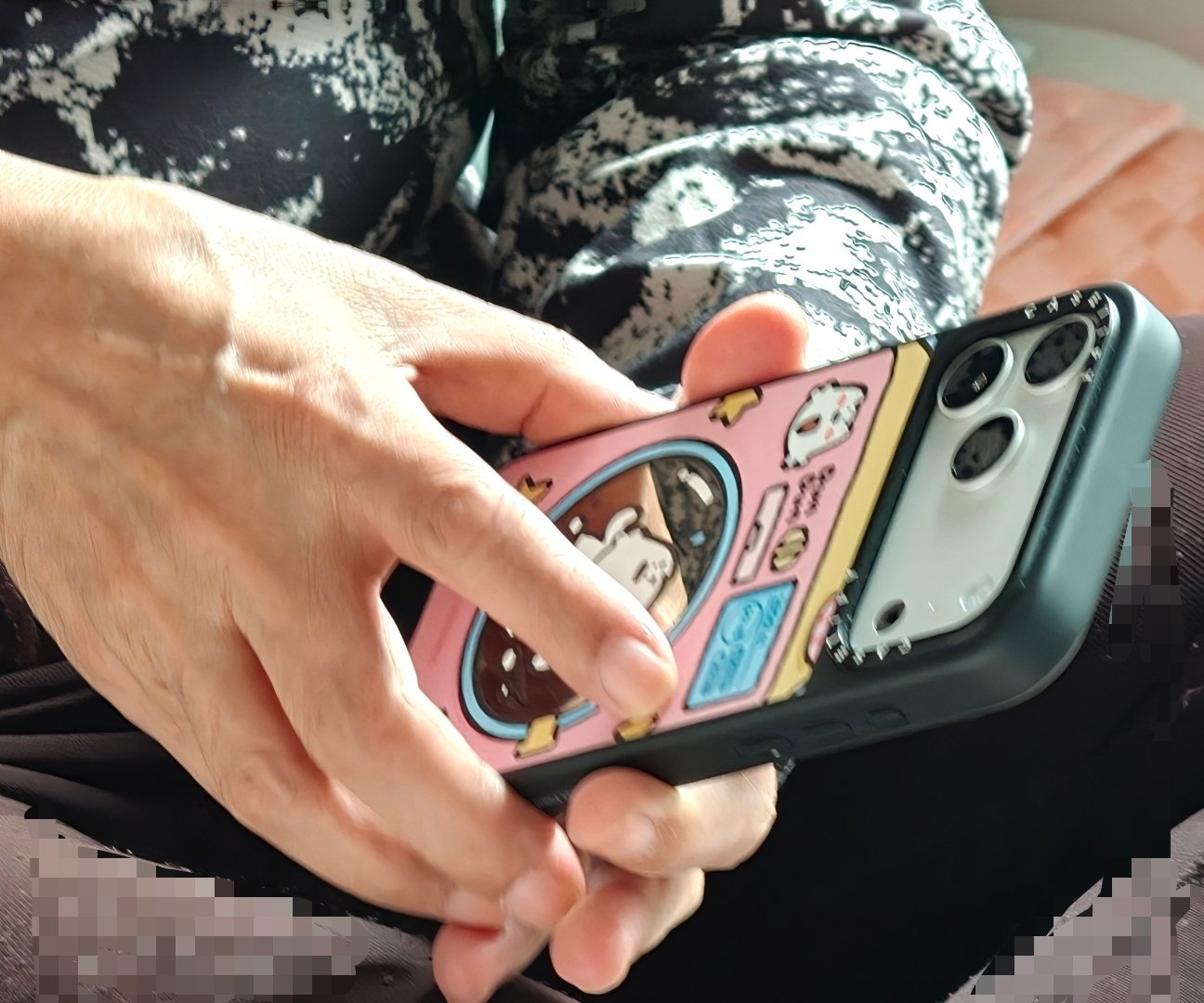 丈母娘拿着我老婆 400 多的手机壳劈头盖脸给她一顿臭骂。此时此刻，我老婆又把我