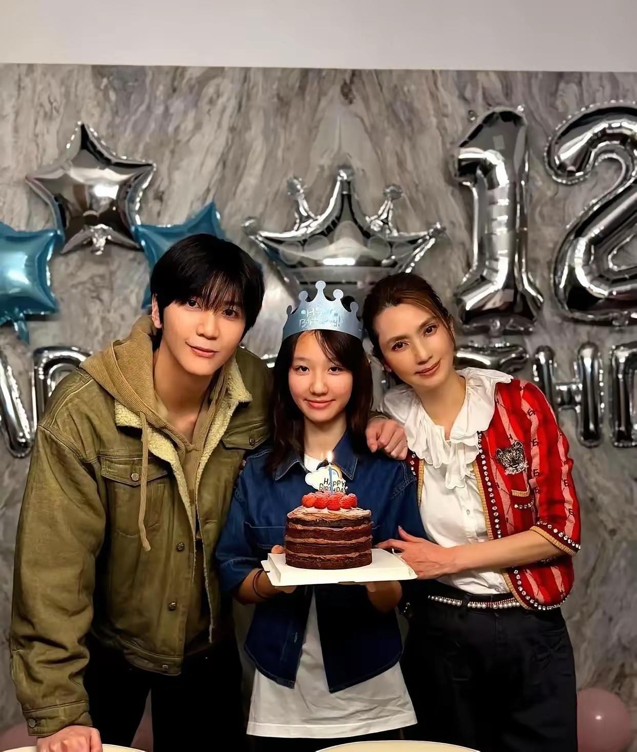我的天，洪欣这基因也太霸道了吧！女儿张晞彤刚过12岁生日，照片一出来好多人都惊到