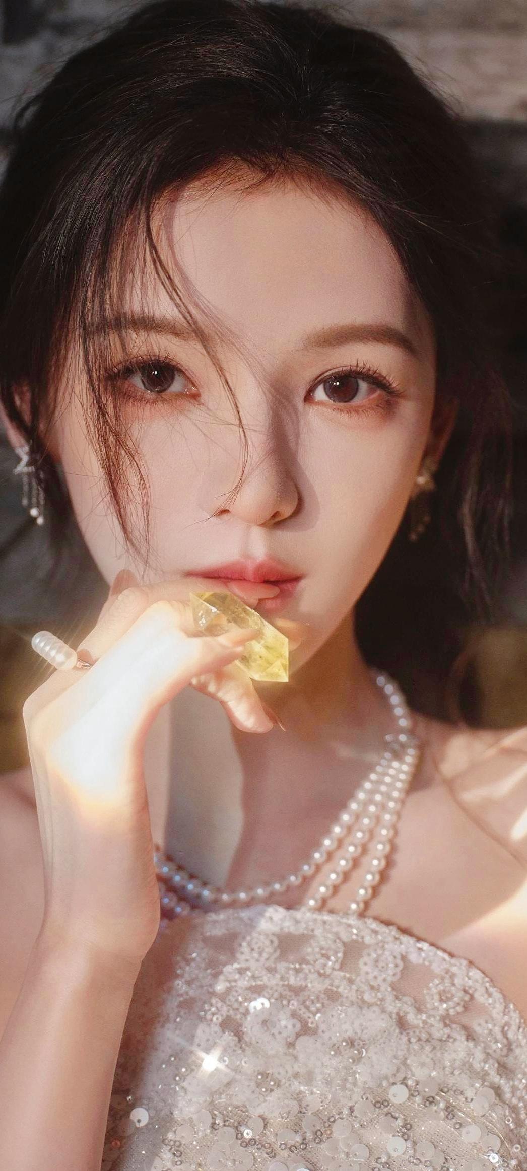 《碎钻流光》
碎钻凝光缀素裳，
晶黄轻触鬓边香。
墙阴斜倚春阳里，
一缕珠光落晓