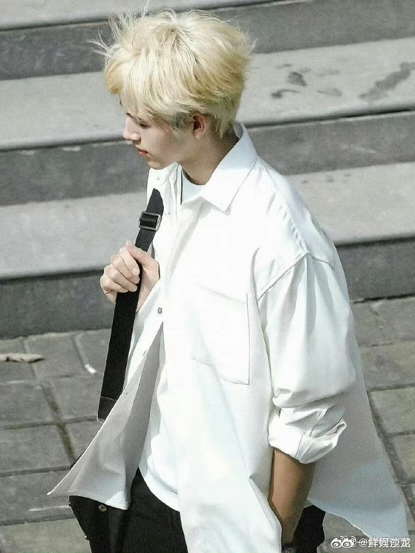 陈飞宇金发回归陈飞宇再染金发久违金发！陈飞宇侧颜暴击，拽帅气质直接拉满！ 
