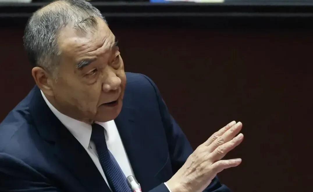 大陆方面清淤船正疏通海上作业，途经小金门、大二胆岛间的刘五店航道，请问台防务最高