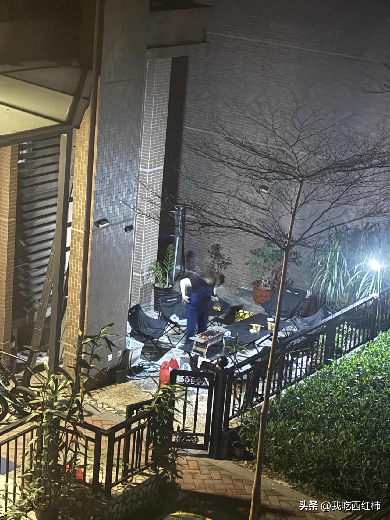 想咨询下大家，晚上12点还在小区开party，以为这个是他私人花园，谁知道那个花