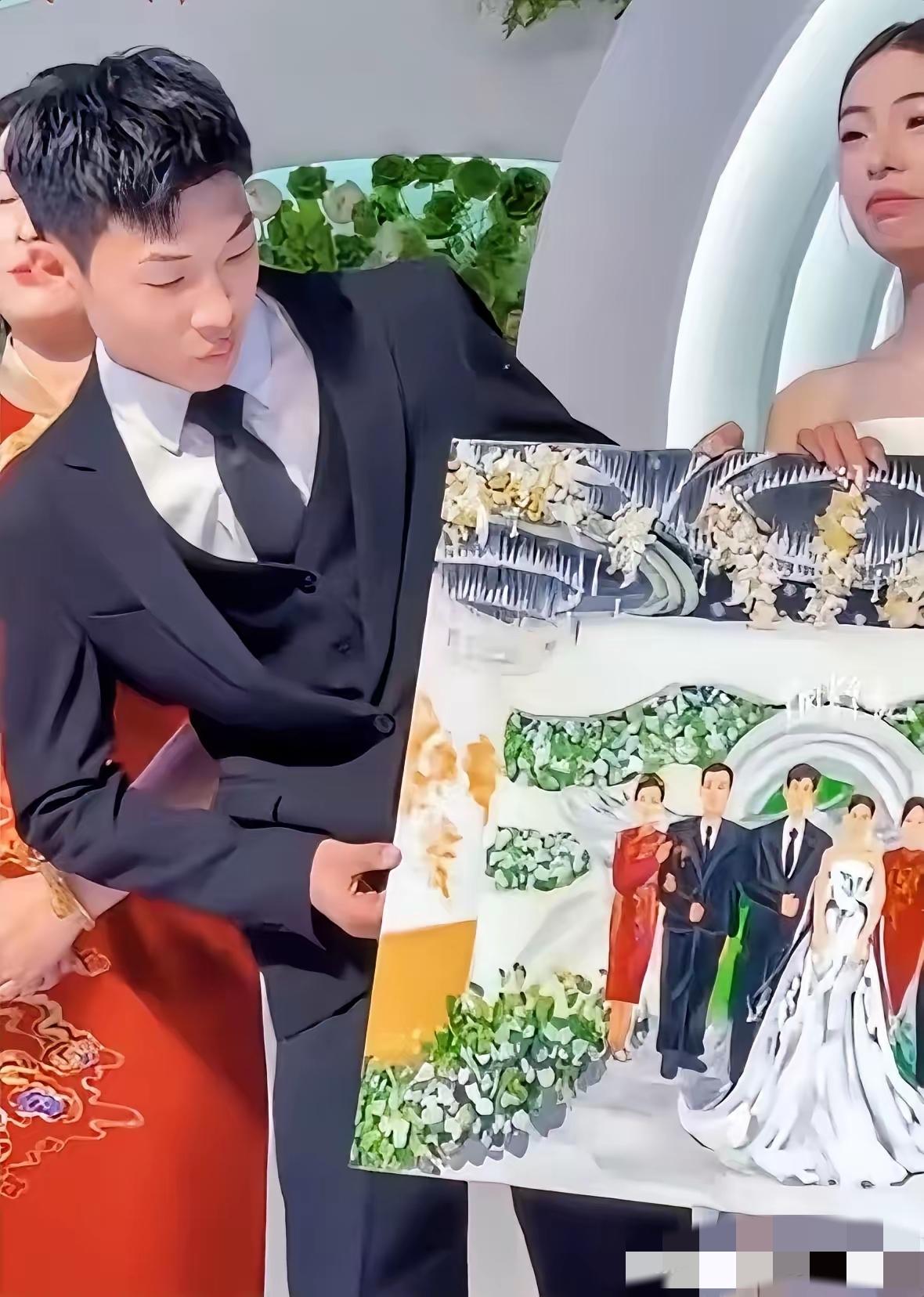 泪目！河北邯郸，一对新人结婚，在婚礼现场的合影环节时，新娘突然喊着说等一下，随后