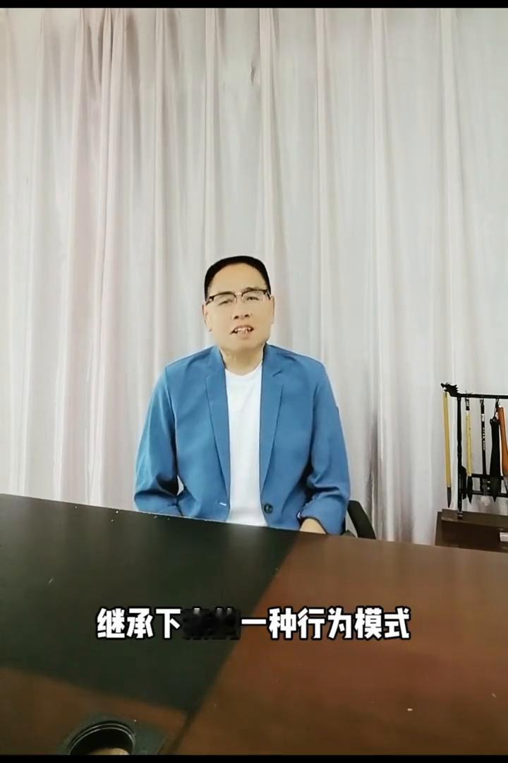 人害怕蛇是原始人类的"来信"。
心理学家荣格尔提出了"集体潜意识"的概念。集体潜