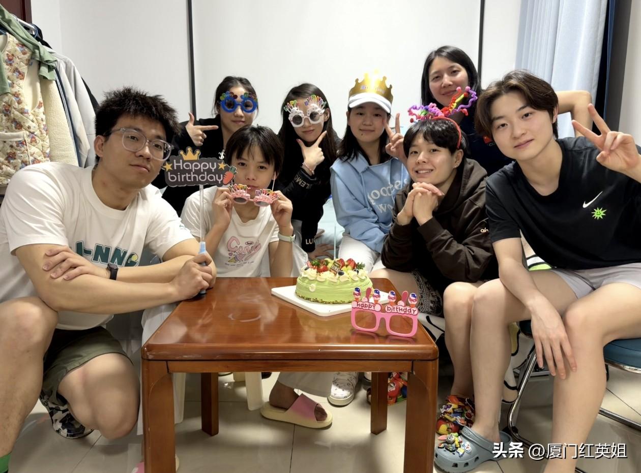 见证全红婵19岁的是他们
我看到了陈芋汐
看到了陈艺文
其他的还有谁？
生日快乐