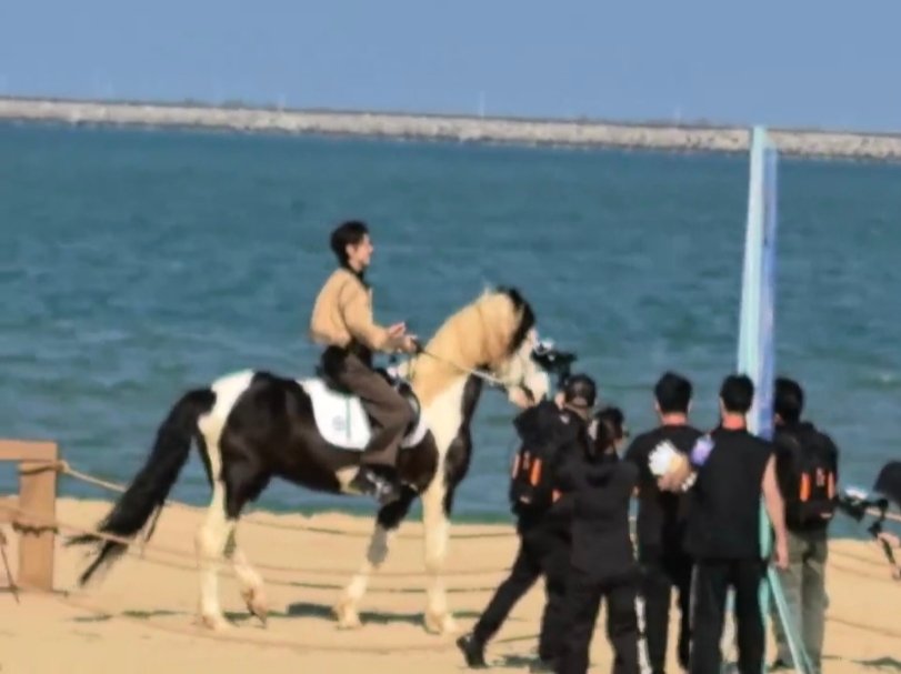 何炅海边骑马也算休息了一下 全年连轴转的何老师终于有了专属松弛时刻！好六海南团建