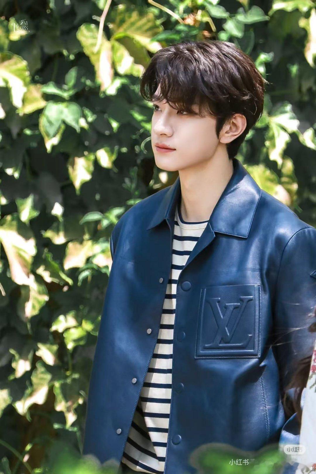 折月亮找林一很正确，林一的校园男神感很强，他的现偶成绩不错的，海外人气超高，折月