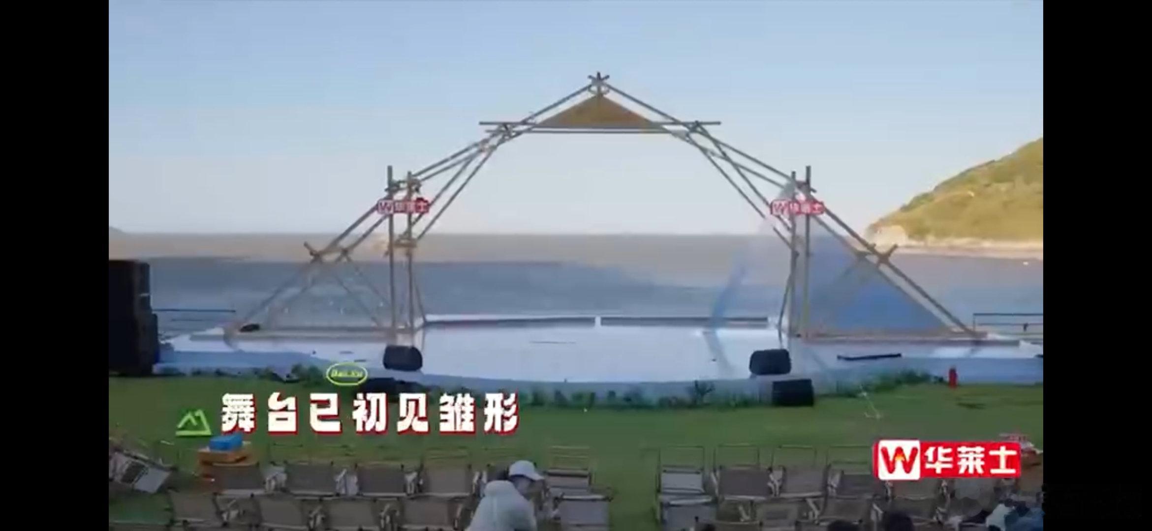#丁真普通话好到能当主持了#丁真作为《岛屿少年》音乐会的总导演，和兄弟们在彩排。