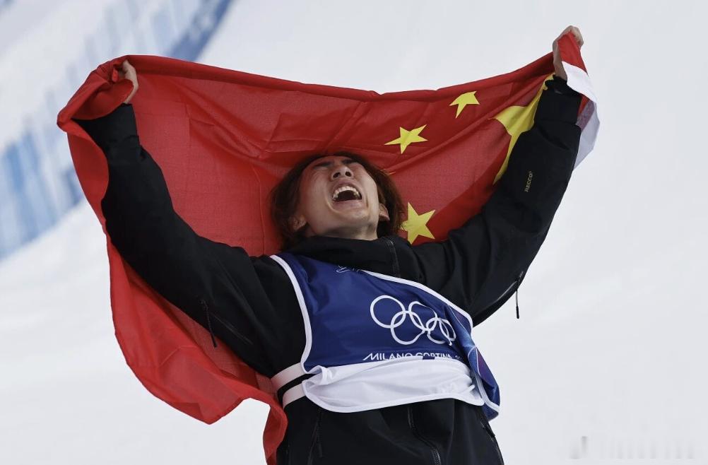 为表彰我国青年运动员的突出贡献，共青团中央、全国青联决定，授予苏翊鸣、王心迪、党