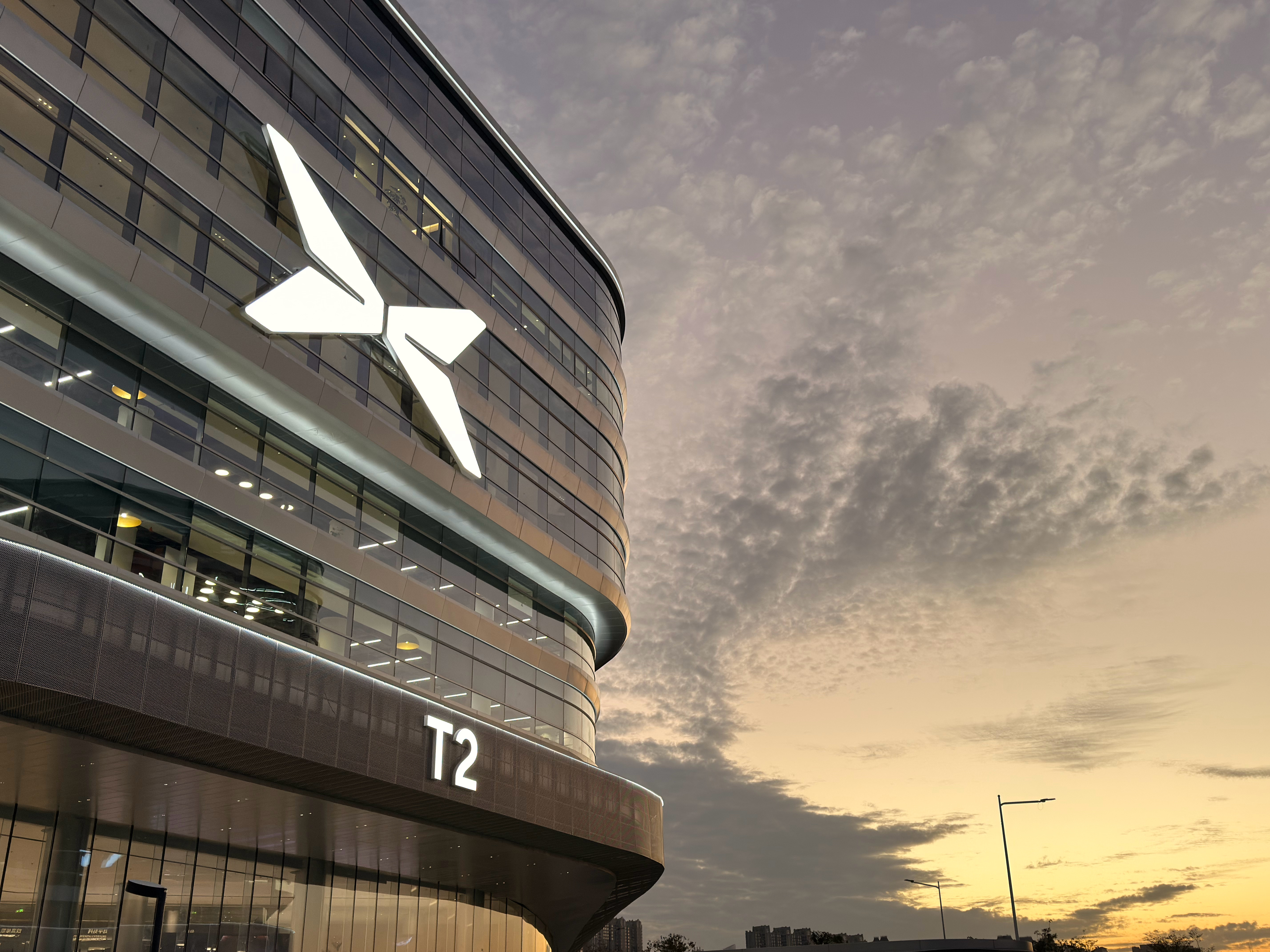 小鹏总部的风景不错来看小鹏X9超级增程的发布会 