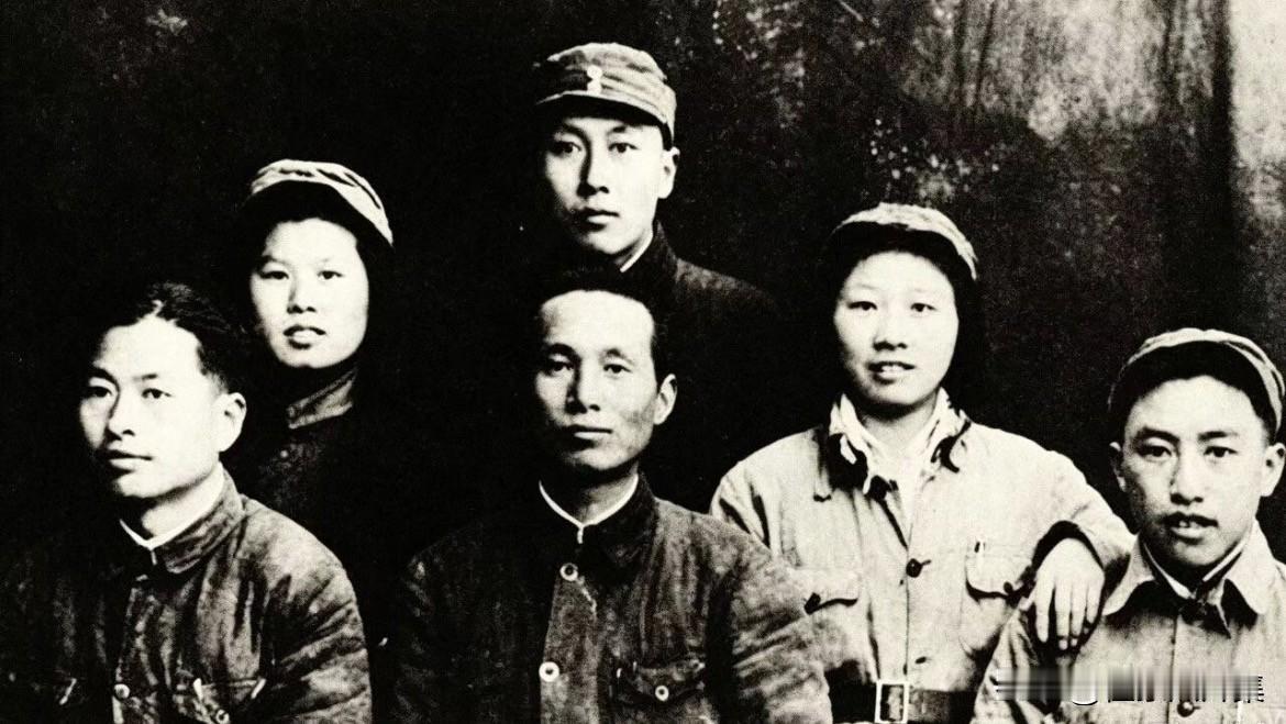 1946年，湖北宣化点，中原军区干部教导团六位战友合影，前排左起：刘昂（中原军区