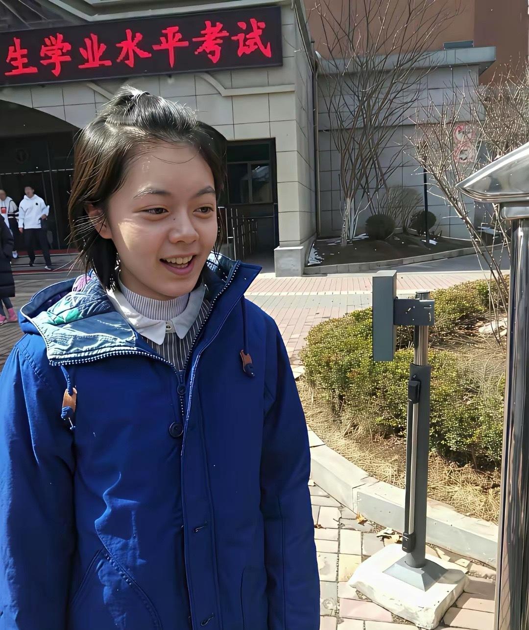 这是素人时期的赵今麦，而且还是高考结束的纯素颜，这就是让人心动的初恋模样啊，完全