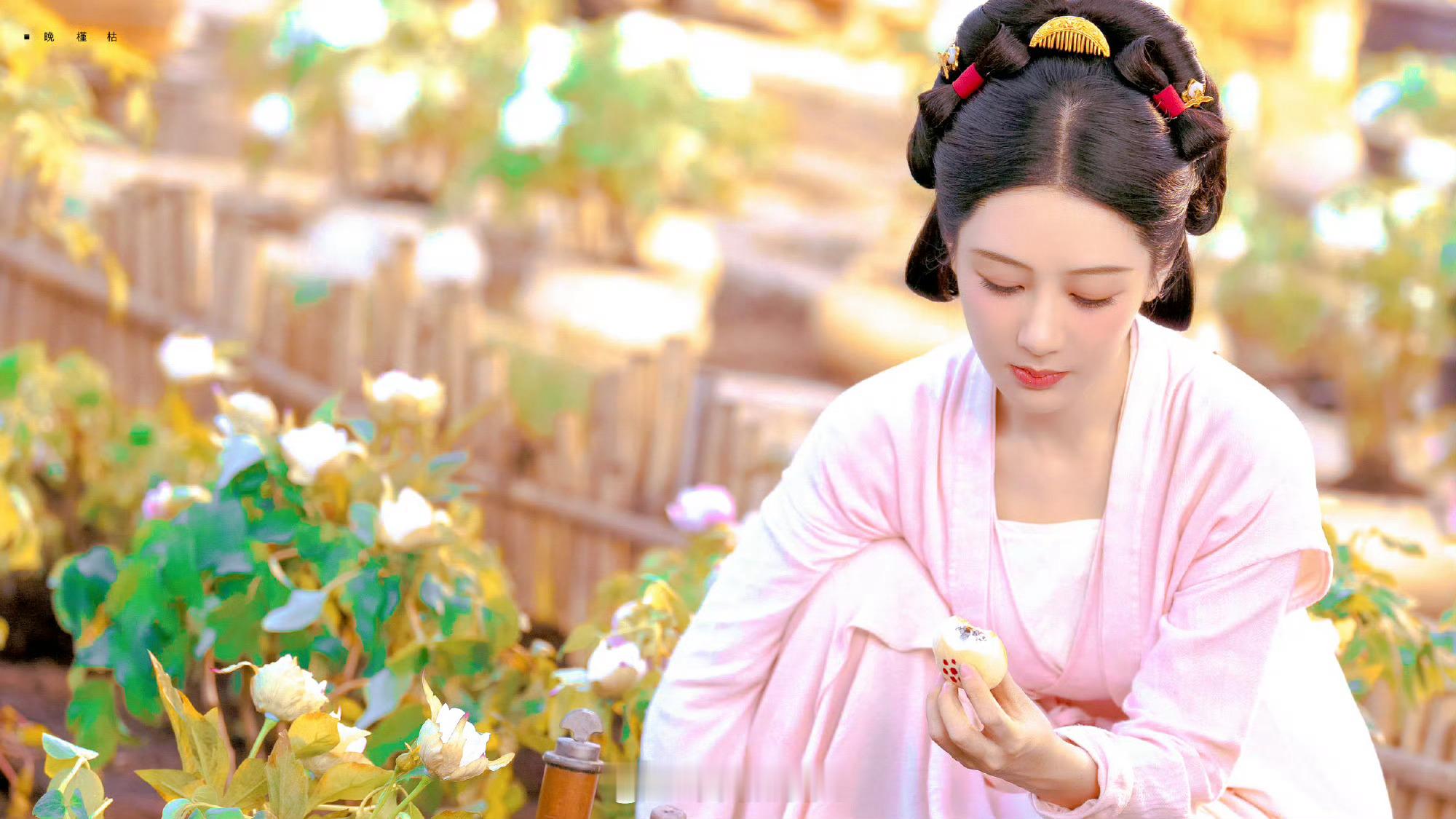 杨紫何惟芳垂耳兔造型  粉糯糯的何惟芳，好像rua一下[爱慕] 