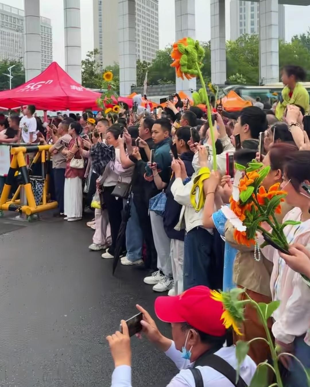 2026高考三大主科尘埃落定：有人哭有人笑，差距早已写在试卷里！
 走出考场的学