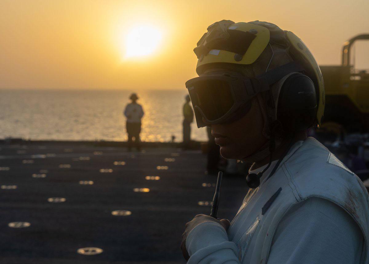 美国中央司令部（CENTCOM）发布的照片显示，水手和海军陆战队员正在"拉什莫尔