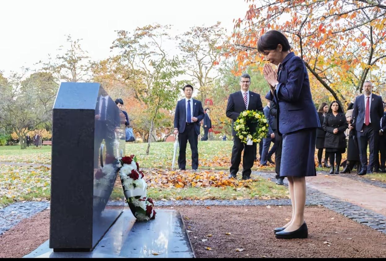 日本首相高市早苗访问澳大利亚期间，为了讨好澳大利亚这个重要盟友，非常“虔诚”地给