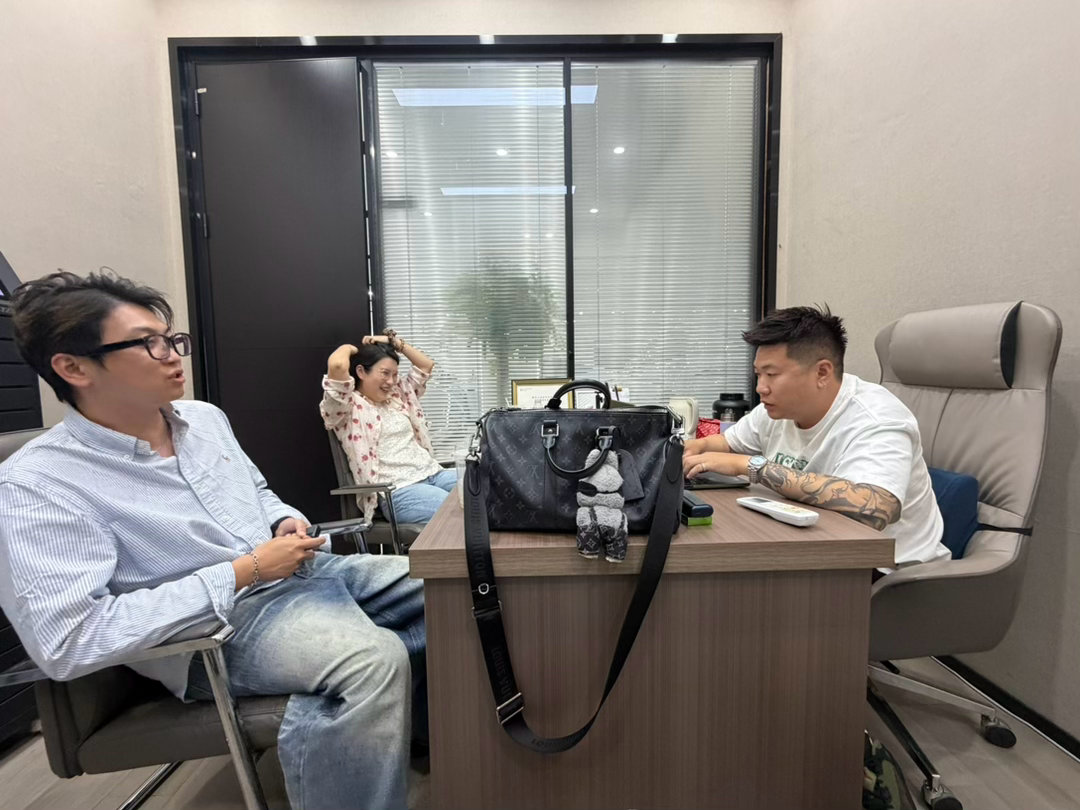三位老师表示我含蔚量太高了。 