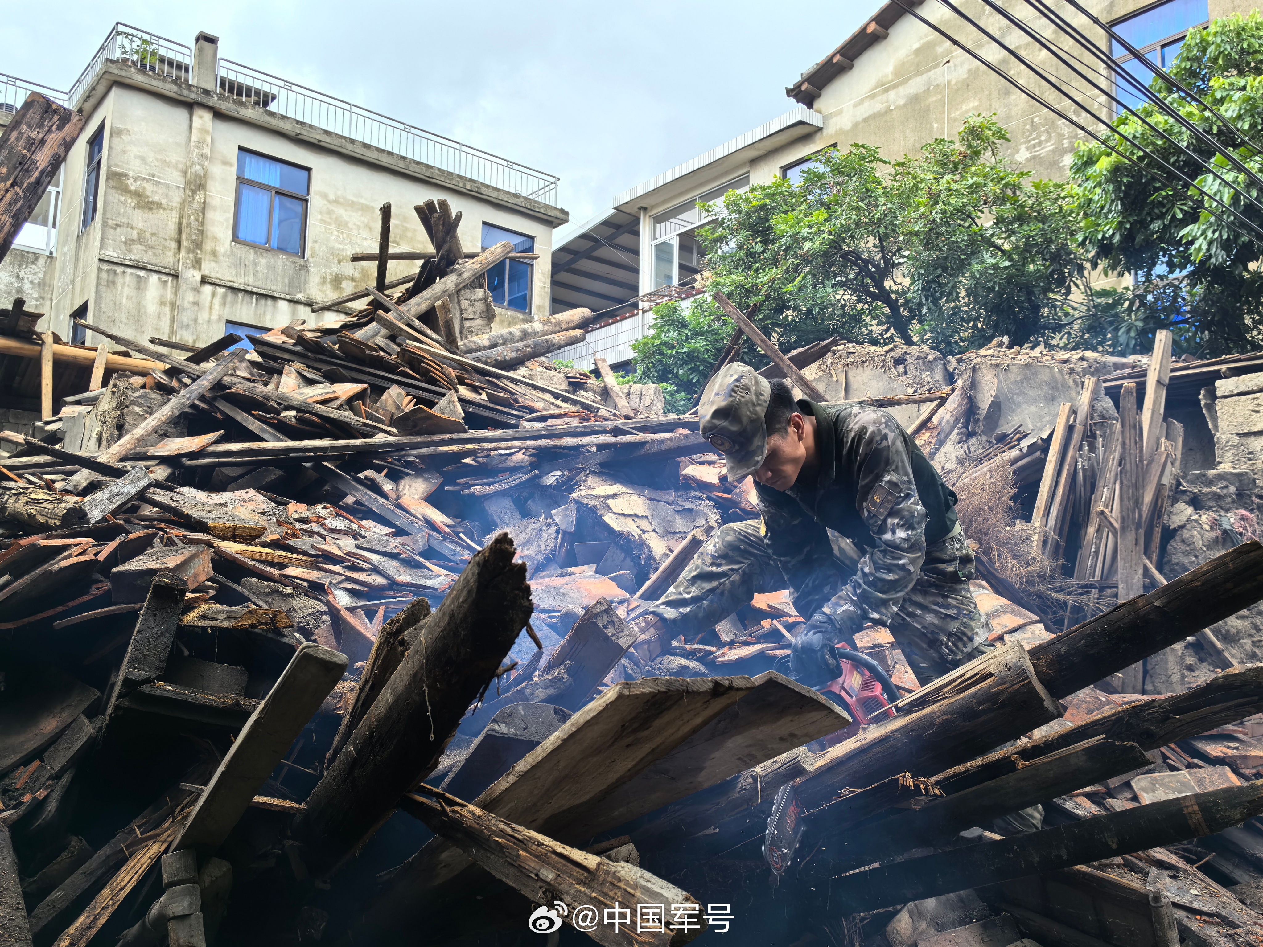 【闻令驰援！武警官兵奋战莆田抢险一线】受第18号台风“沙德尔”持续影响，福建多地