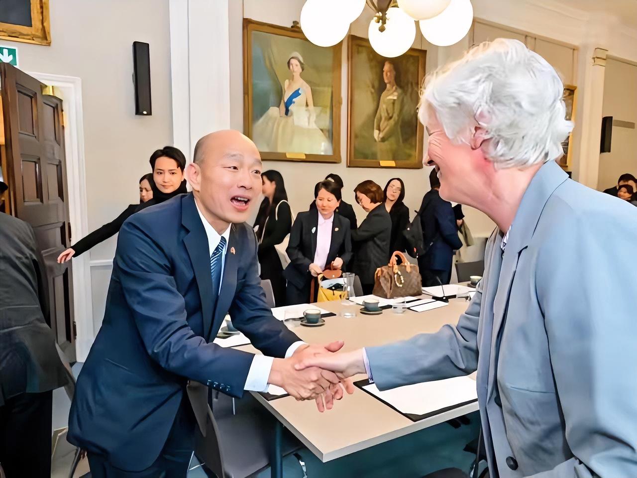 看看韩国瑜窜美那副模样，跟美国人员合影时，卑躬屈膝、满脸谄媚，身段低到尘埃里。他