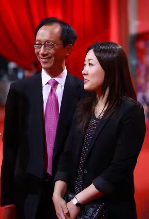 你如何看待伏明霞梁锦松的老少配？我觉得她们是非常恩爱甜蜜的一对夫妻。伏明霞