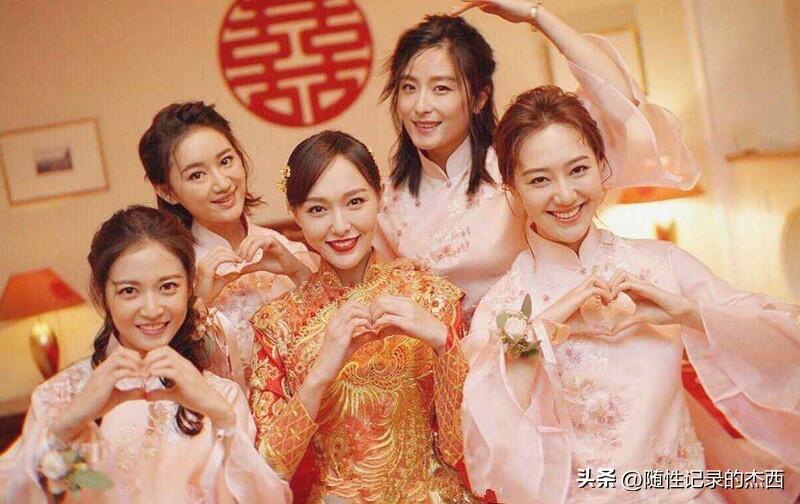 早些年唐嫣的伴娘团里，她身后有一个漂亮的美女，真是美得让人无法忽视，穿一条浅黄的