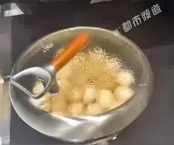 见过孩子不好好学习崩溃的，
也见过夫妻意见不和吵架崩溃的，
但我万万没想到，居然